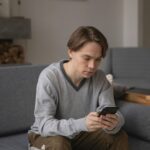 chico mirando el móvil preocupado