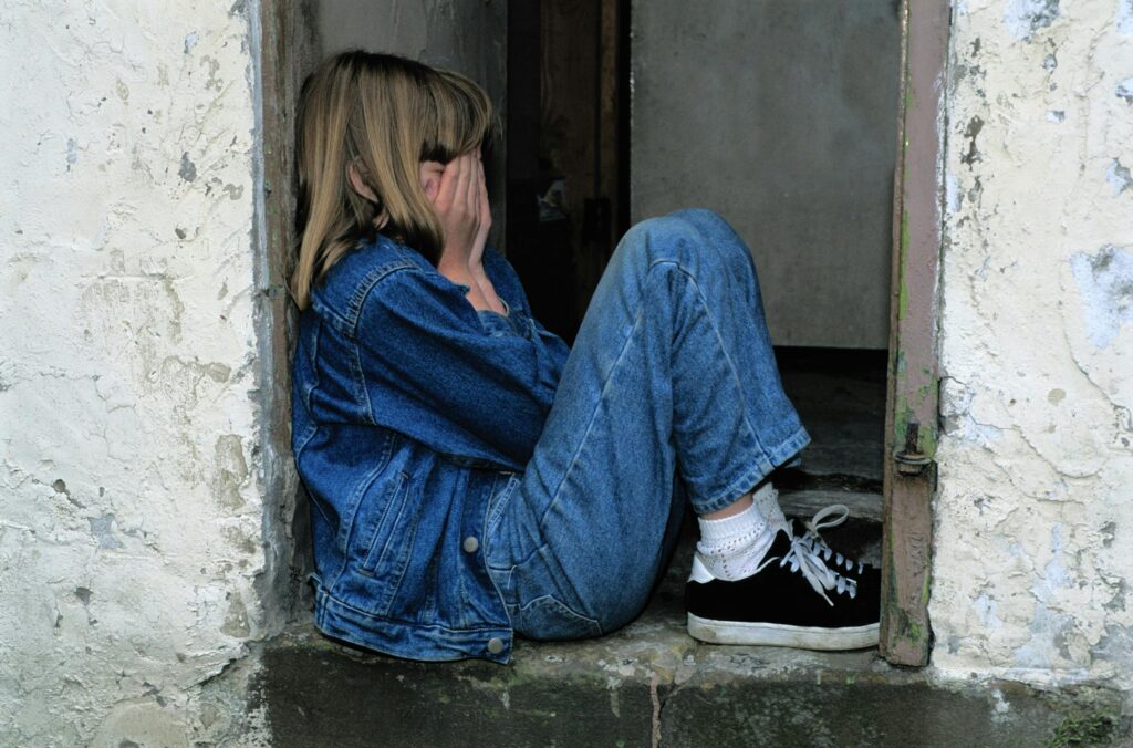 adolescente triste hablar padres terapia