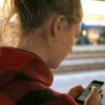 cómo elegir psicólogo en Lleida, mujer buscando información en el móvil