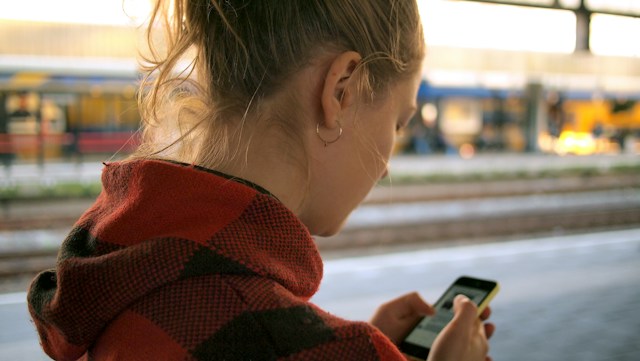 cómo elegir psicólogo en Lleida, mujer buscando información en el móvil
