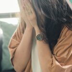 técnicas de regulación emocional, mujer respirando con calma