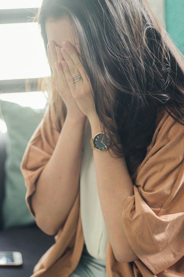 técnicas de regulación emocional, mujer respirando con calma
