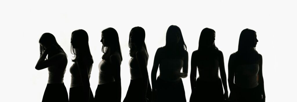 autoestima y redes sociales, mujer pensativa y con dudas