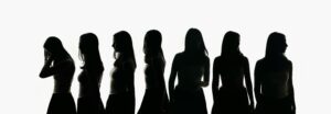 autoestima y redes sociales, mujer pensativa y con dudas