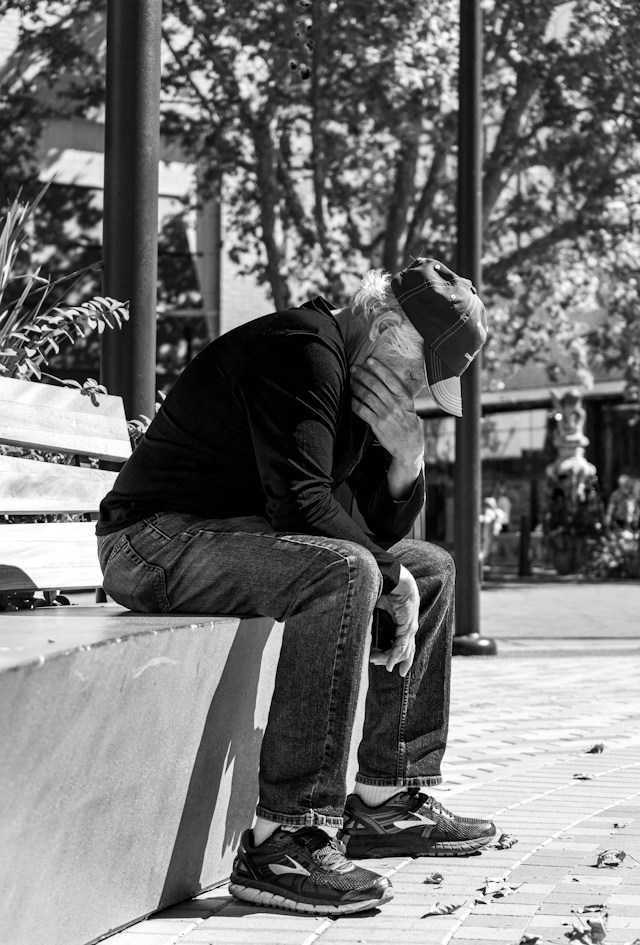 duelo no reconocido, persona mirando por la ventana pensativa