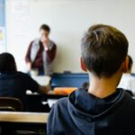 rutinas y límites vuelta al cole, niño atendiendo en clase