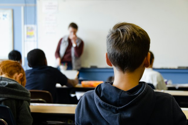 rutinas y límites vuelta al cole, niño atendiendo en clase