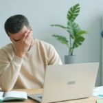 estrés laboral y burnout, persona agotada frente al ordenador