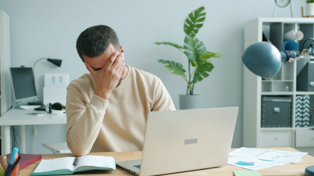 estrés laboral y burnout, persona agotada frente al ordenador