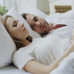 dependencia emocional en la pareja, pareja hablando con distancia