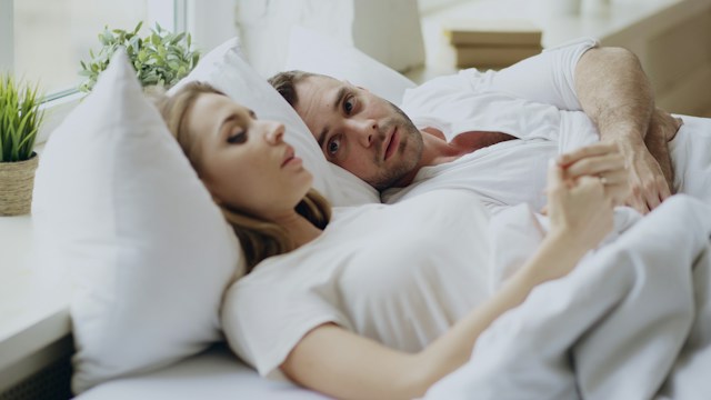 dependencia emocional en la pareja, pareja hablando con distancia